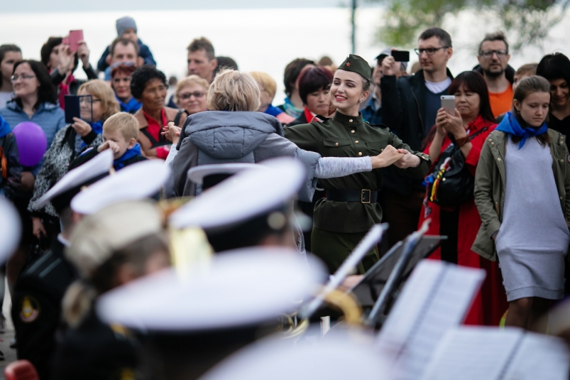 Платья с рюшами, оркестр, Левитан: во Владивостоке воссоздадут атмосферу победного мая