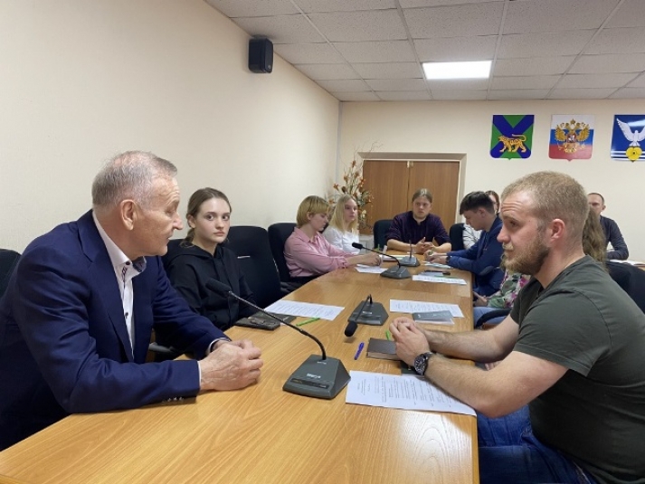 Геннадий Лазарев принял участие в заседании Молодежного парламента при Думе Большого Камня