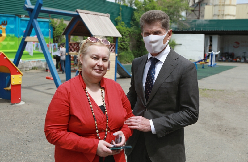 Олег Кожемяко посетил семьи в кризисном центре накануне Дня защиты детей