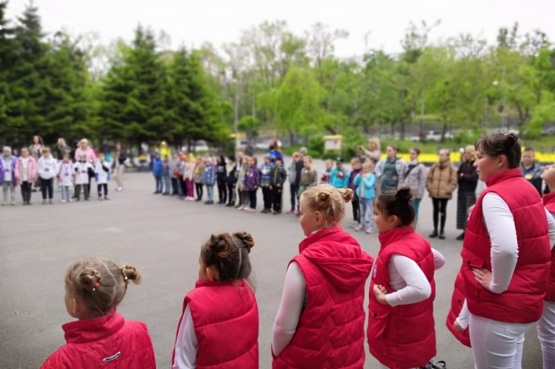 Юные жители Владивостока встретили лето спортивными играми на свежем воздухе