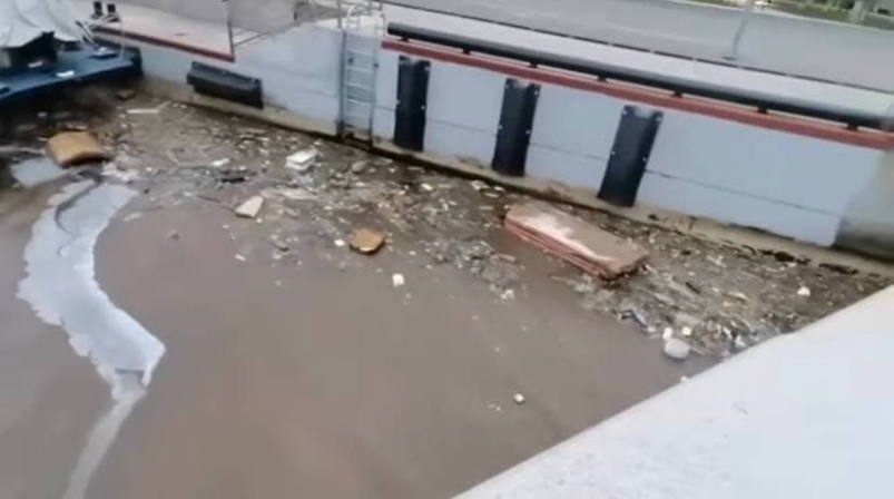 Акватория бухты Золотой Рог у Корабельной набережной утопает в мусоре (видео)