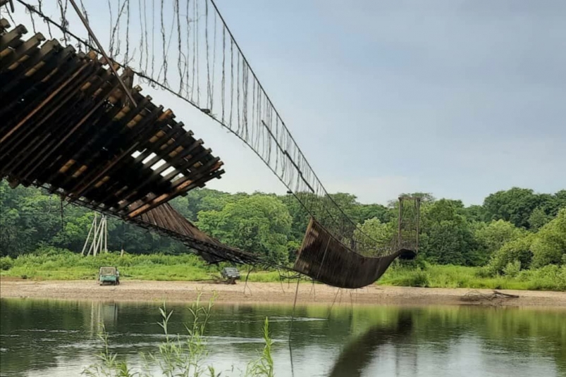В Приморье порыв ветра разрушил подвесной мост. Люди отрезаны от большой земли