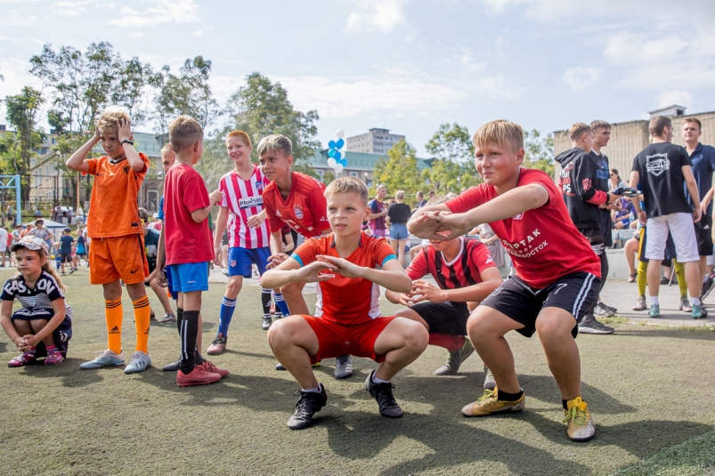 Дерби футболистов, арфа и конкурс пирогов: во Владивостоке устроили праздник на Тихой