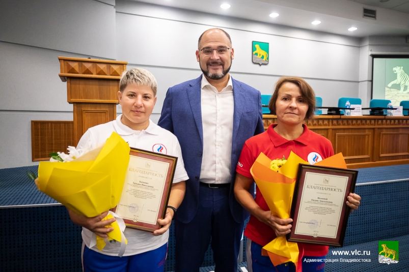 Константин Шестаков поздравил самбисток Владивостока с бронзой чемпионата мира