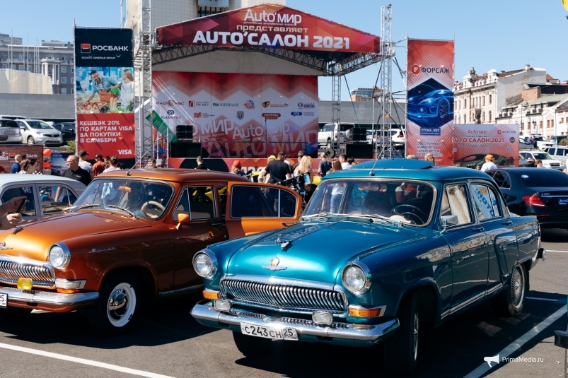 Во Владивостоке прошла выставка ретро-машин и современных автомобилей