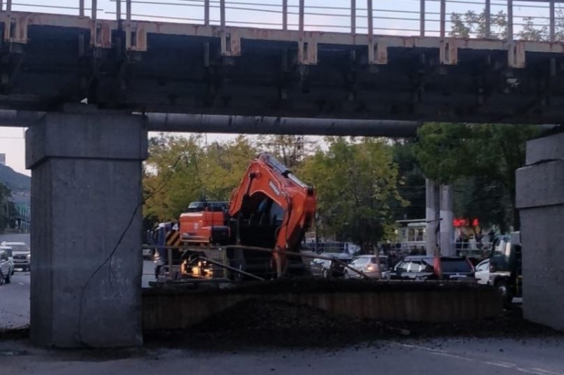 У повредившего мост во Владивостоке водителя тягача нашли около десятка нарушений