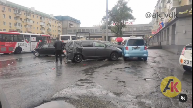 Массовое ДТП с пятью автомобилями и автобусом произошло во Владивостоке