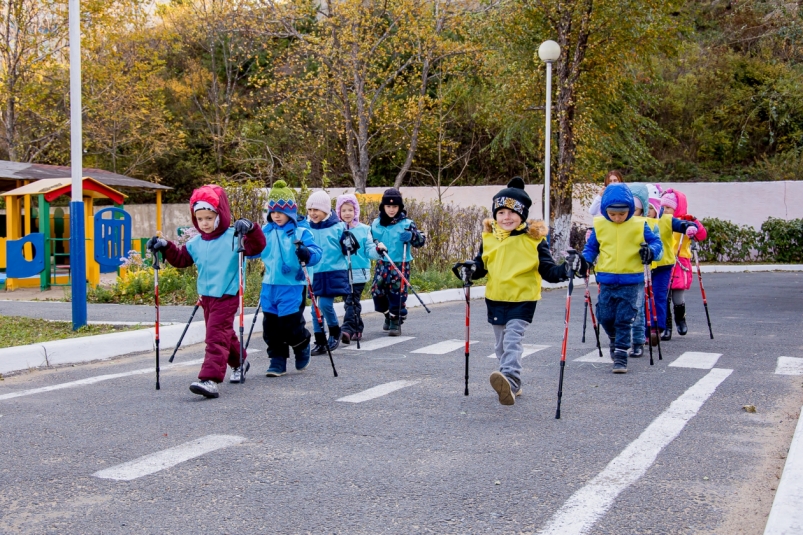 В детском саду Владивостока впервые прошли соревнования по скандинавской ходьбе (ФОТО)