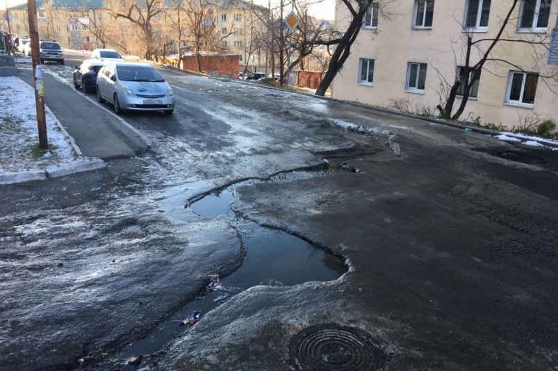 Прорывы канализации во Владивостоке превращают дороги в ледяные катки