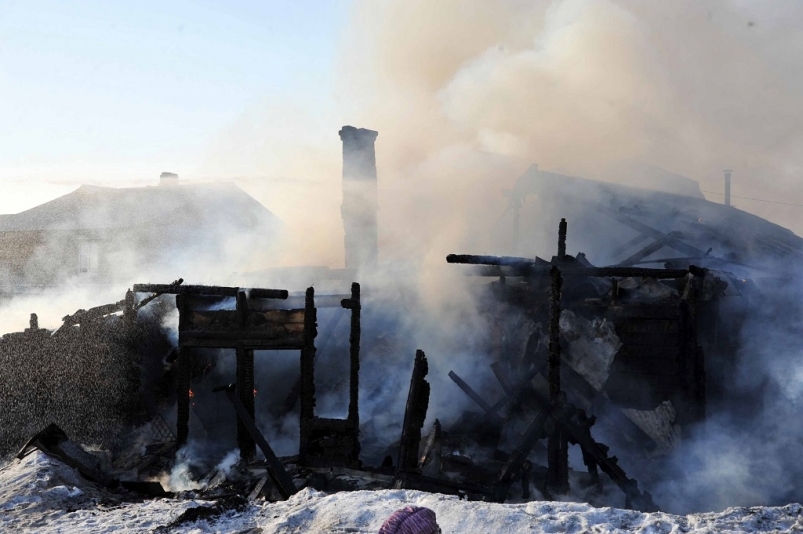 Следователи и МЧС устанавливают причины пожара, из-за которого погибла женщина в Приморье