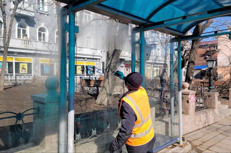 На улицах Владивостока наводят порядок после зимы и готовятся к санитарному двухмесячнику