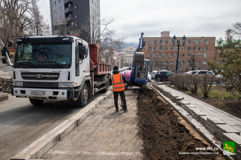 Комплексный дорожный ремонт начал подрядчик на улице Лазо во Владивостоке