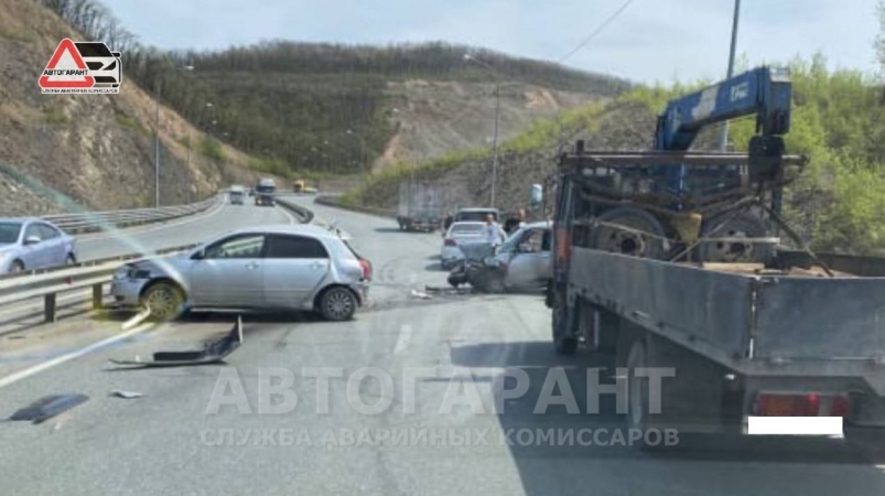 "Размотались по всей дороге": жесткое ДТП сейчас блокирует выезд из Владивостока