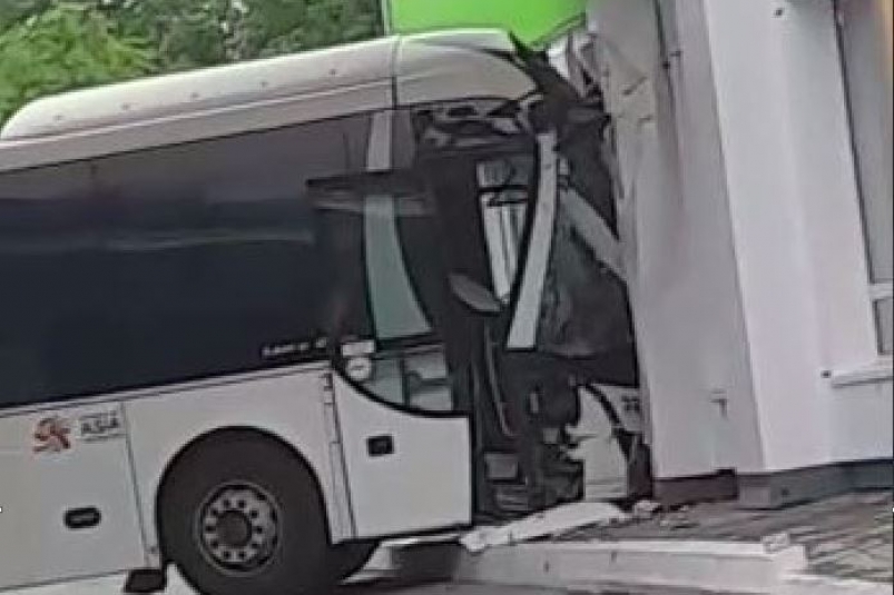 Автобус "жестко" врезался в популярную АЗС в пригороде Владивостока (фото)