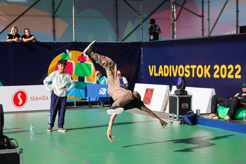 Развороты и сложные кульбиты: во Владивостоке проходят соревнования по брейкингу