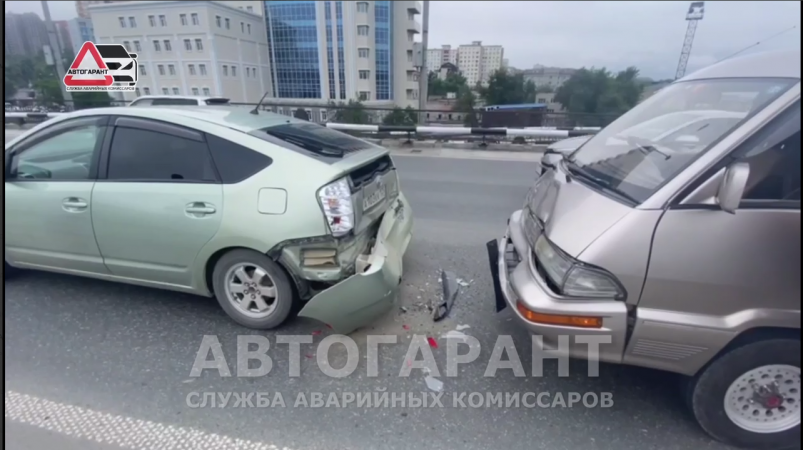 "Тачки в хлам": жесткое ДТП сейчас блокирует важную дорогу Владивостока (кадры)