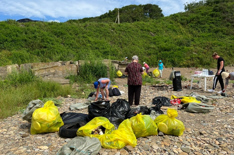 Активисты "Крепкой семьи" очистили от мусора береговую полосу в районе поселка Рыбачий