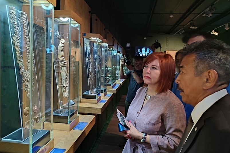Выставка "Богатство Земли Олонхо" открылась во Владивостоке