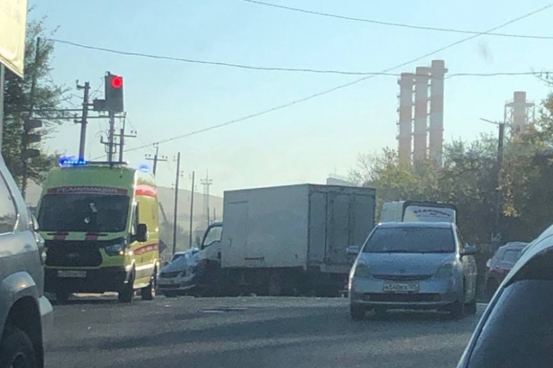 "Полиция, медики на месте": мощное ДТП с грузовиком блокирует дорогу Владивостока - видео