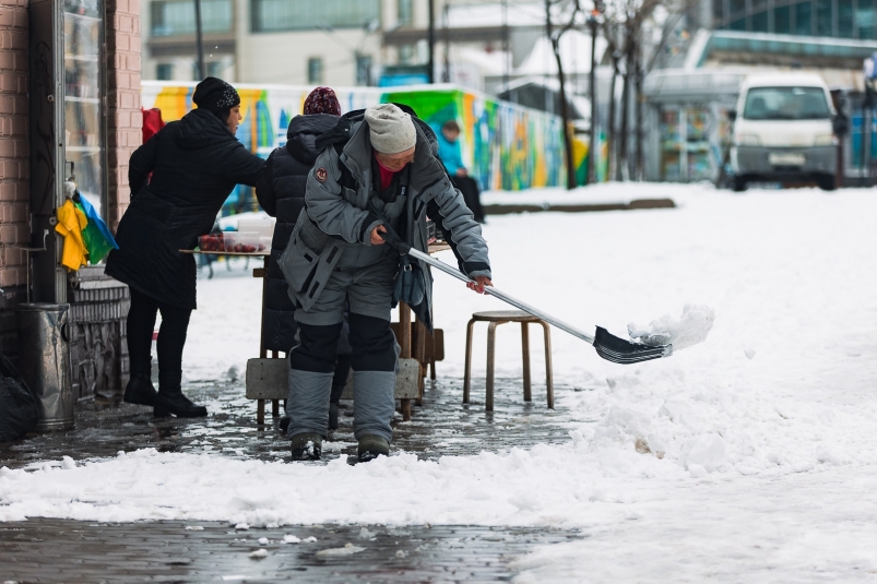 Прокуратура Владивостока начала наказывать управляющие компании за плохую уборку снега