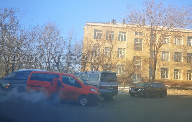 "Перекрыл дорогу напрочь": массовое ДТП на крупной развязке Владивостока