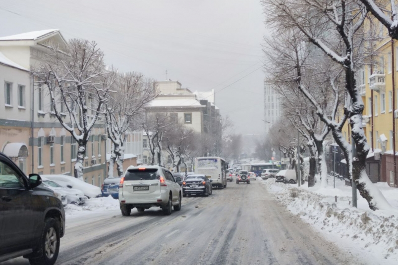"Водители выходят из авто": что сейчас творится на крутом перекрестке во Владивостоке
