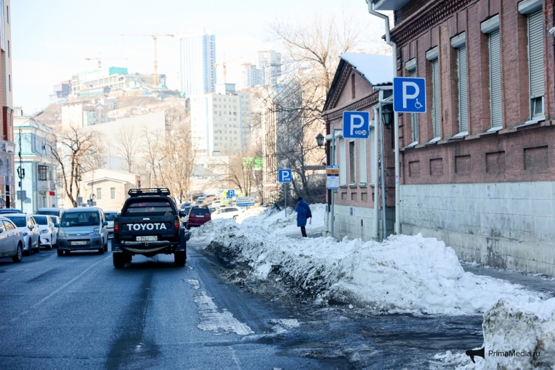 Только 5% жителей Владивостока пересели на автобусы после введения платных парковок - опрос