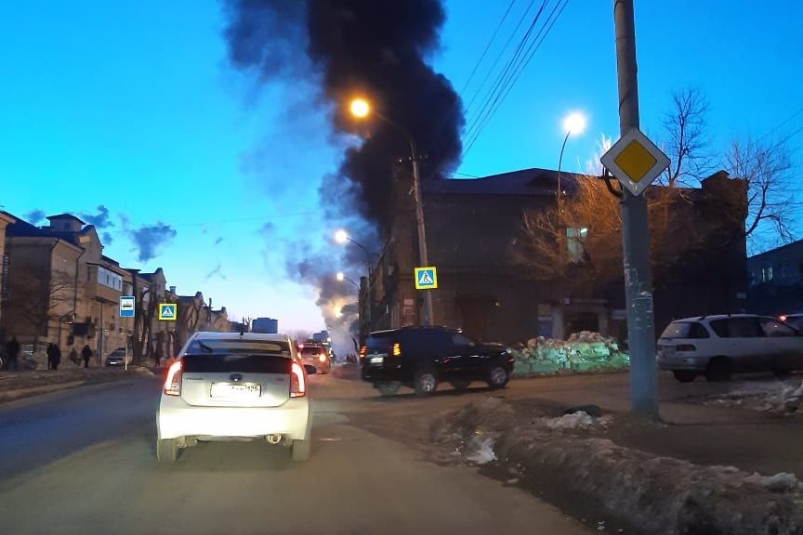 "Дым столбом валит": серьезный пожар в крупном районе Владивостока сейчас