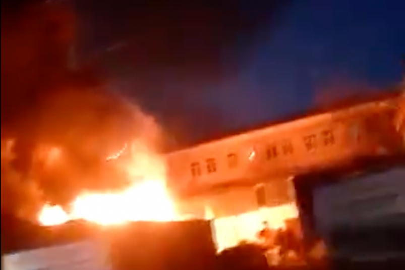 "Пламя не пощадило ничего": "страшные" кадры с места пожара во Владивостоке