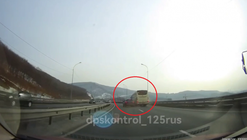 "Впечатался на скоростях": момент дичайшего ДТП на трассе во Владивостоке попал на видео