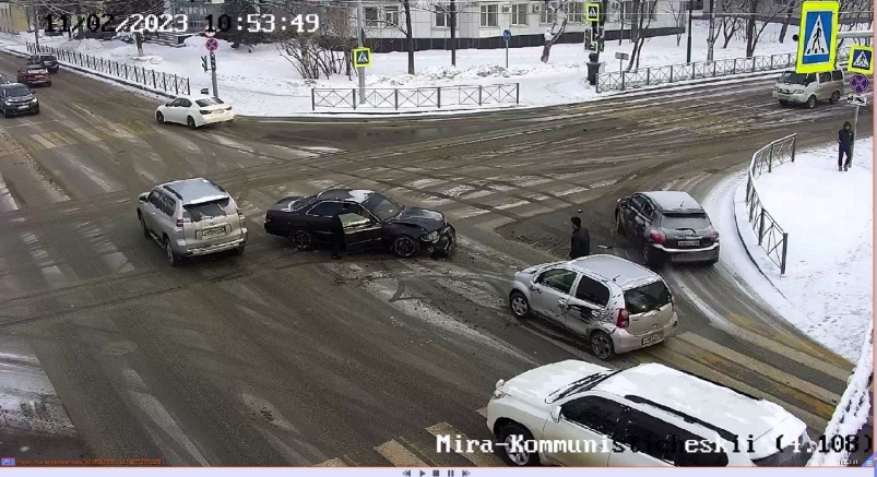 Две иномарки столкнулись на одном из перекрестков в Южно-Сахалинске