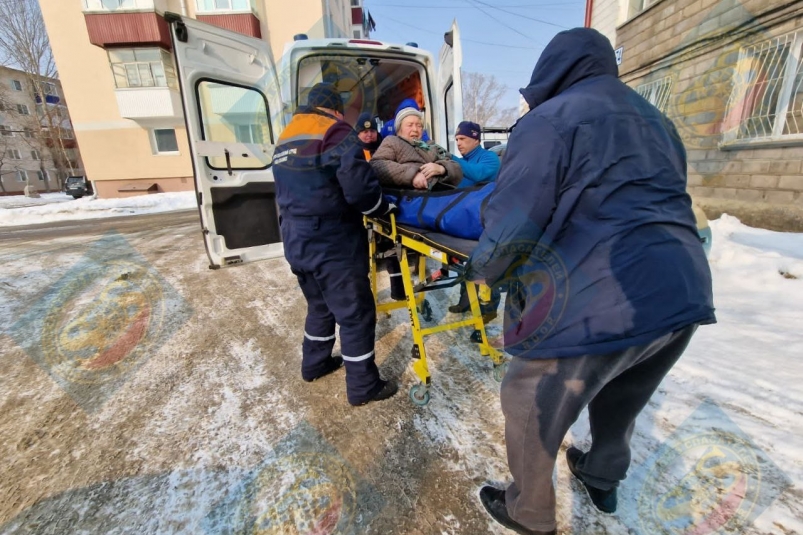 Газовый баллон и 2 медицинских эвакуации: в одном из домов Южно-Сахалинска произошел пожар