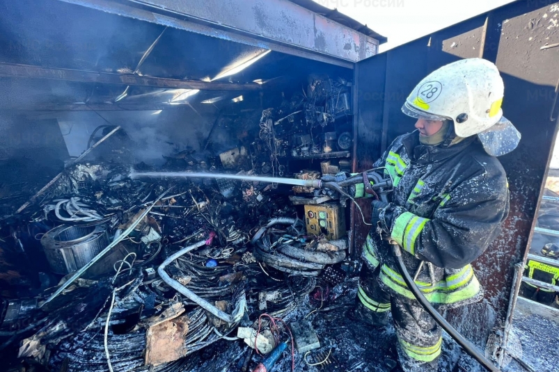 Огнеборцы во Владивостоке потушили хозпостройки и спасли жилой дом от пожара