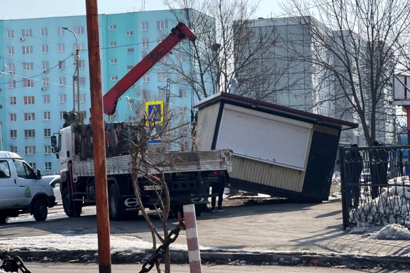 Владивосток освобождают от незаконных торговых павильонов и гаражей