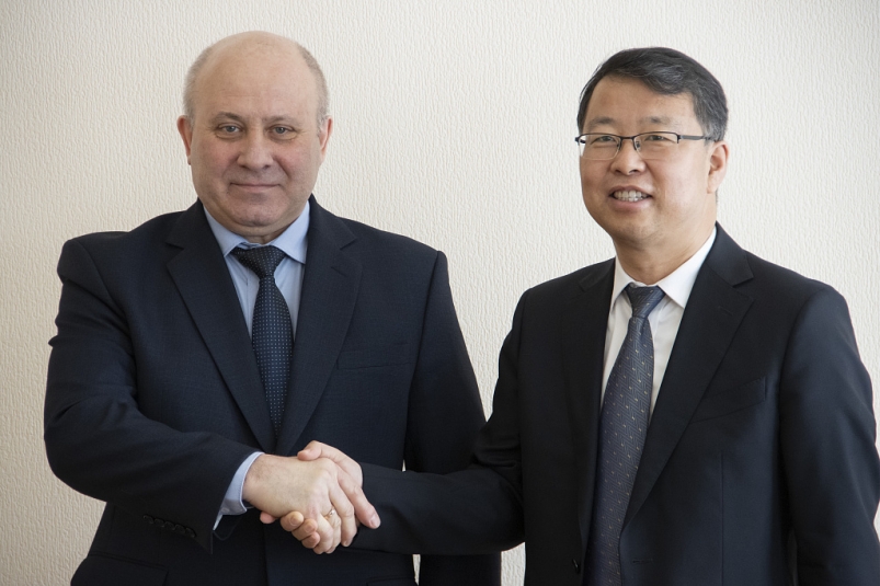 Перспективы сотрудничества обсудил с гостями из Китая мэр Хабаровска Сергей Кравчук