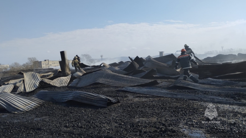 Открытое горение ликвидировали на складе в Комсомольске-на-Амуре