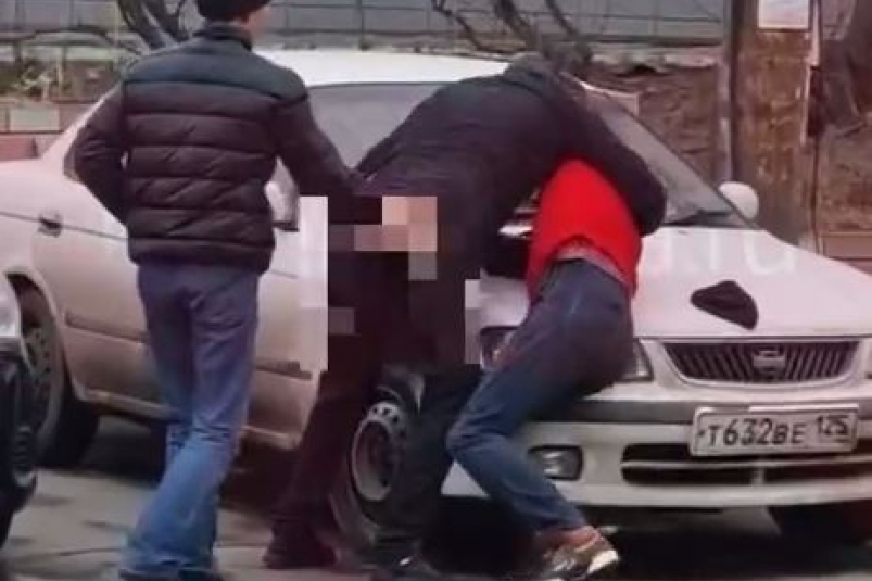 Массовая драка прямо возле магазина попала на видео во Владивостоке