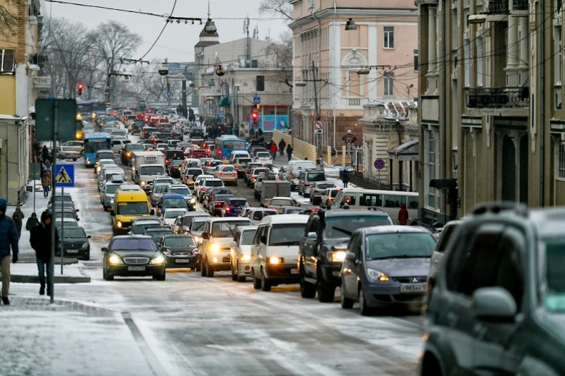 "Часа на 3 встали": большая  пробка сковала элитный район Владивостока сейчас
