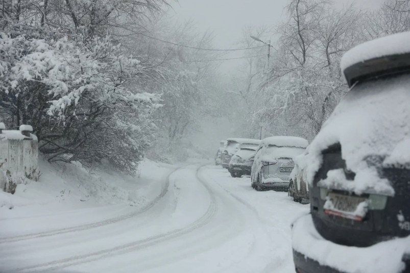 Ограничения и  ДТП — ГИБДД Владивостока опубликовало сводку о состоянии на дорогах после снегопада