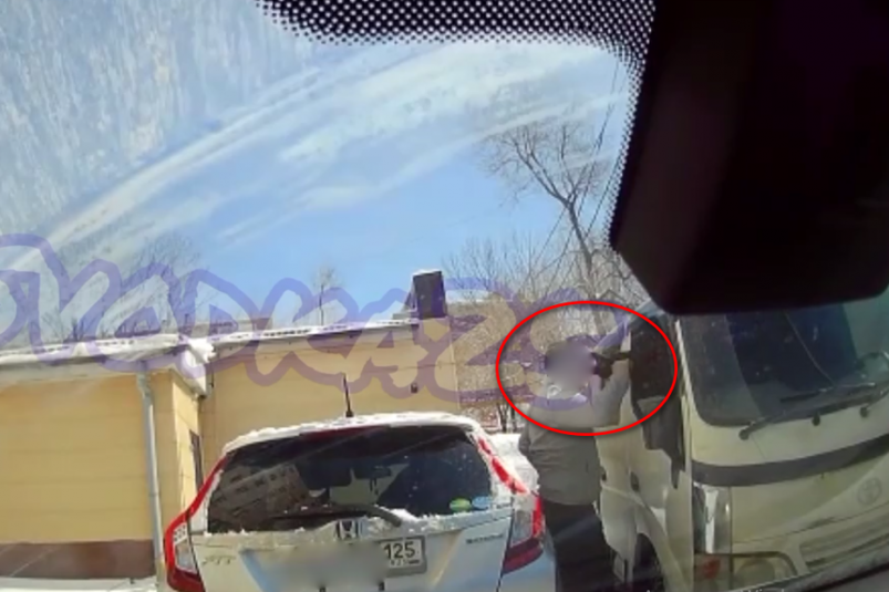Резкий удар в лицо: жесткая драка водителей попала на видео во Владивостоке