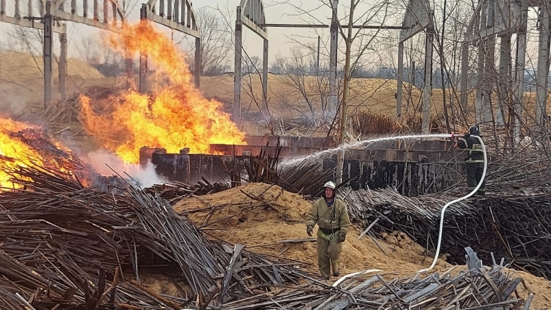 Пожар на складе древесины вспыхнул ночью в Биробиджане 
