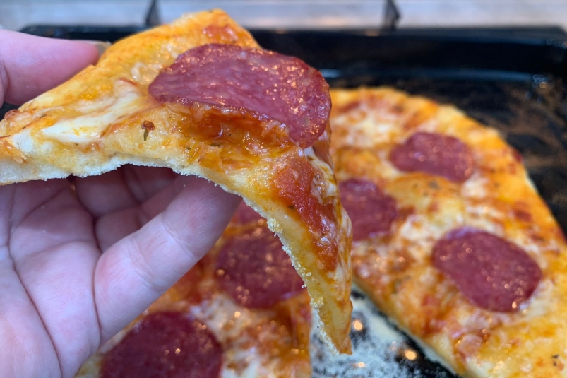 Пицца с базиликом, моцареллой и копчёной колбаской: пальчики оближешь!  