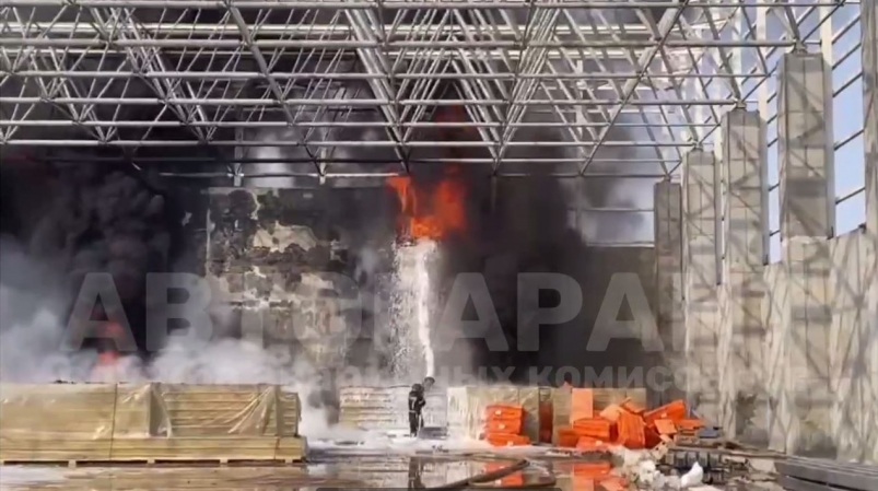 Мощный пожар охватил стройку керлинг-центра во Владивостоке сейчас - детали