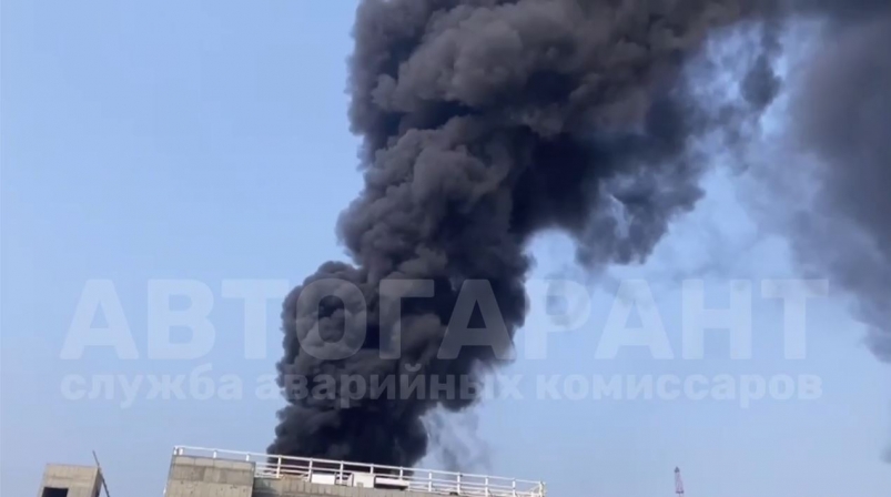 Новые подробности по сильному пожару на стройке керлинг-центра во Владивостоке