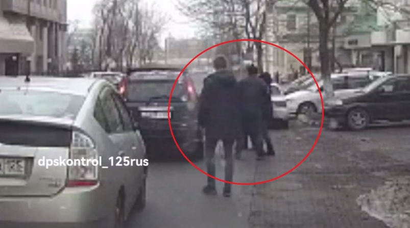 "Попала в жесткий замес": массовая драка с девушкой в центре Владивостока