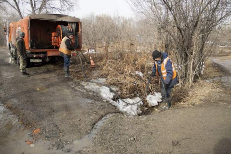 Работу по очистке ливневой канализации ведут в Хабаровске