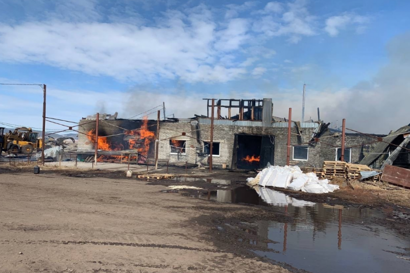 Крупный пожар в районе Бурятии уничтожил цех по производству деревянных палочек