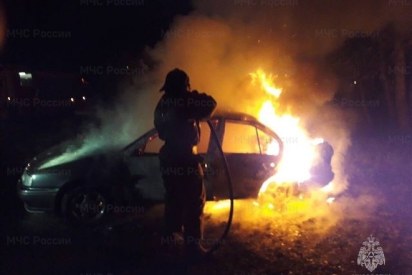 Автомобиль горел в Усть-Куте вечером 28 марта