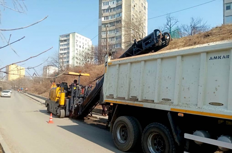 Ям во Владивостоке скоро станет меньше - дорожники приступили к ремонту