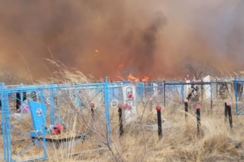 Пожар на кладбище в Бурятии тушат более 40 человек